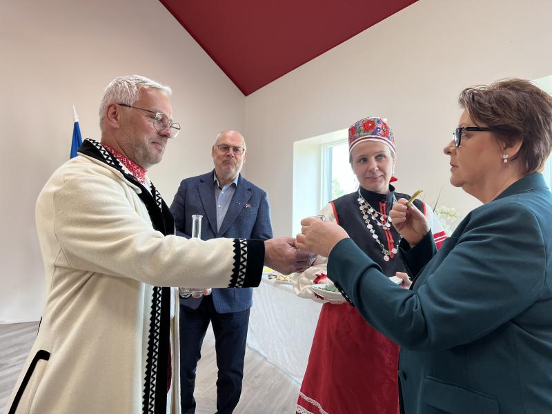 Meie Kuplandi Anzelika oma hõrgutisi pakkumas. Foto: Vabariigi Presidendi Kantselei