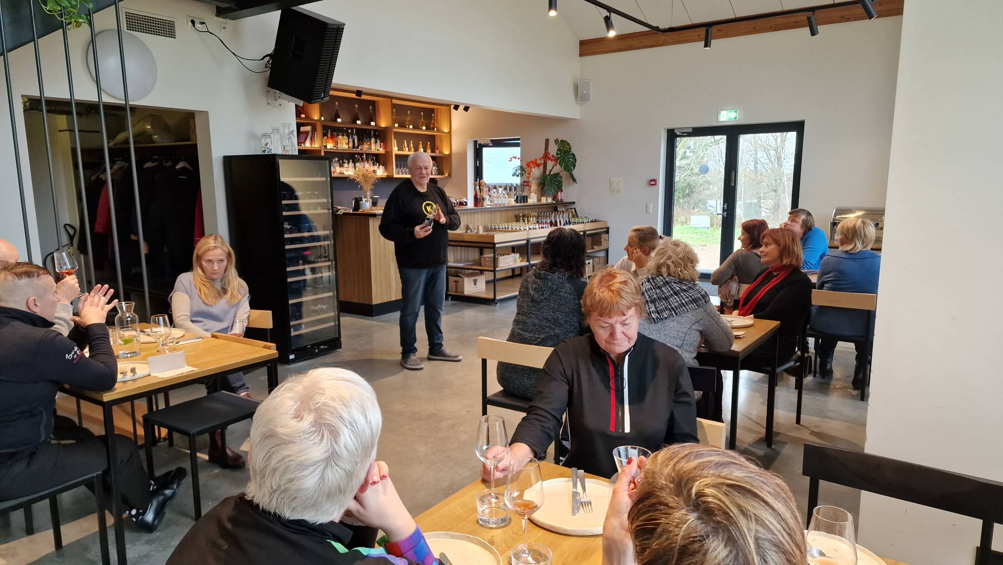 Sulev KODAS restoranis lugu rääkimas