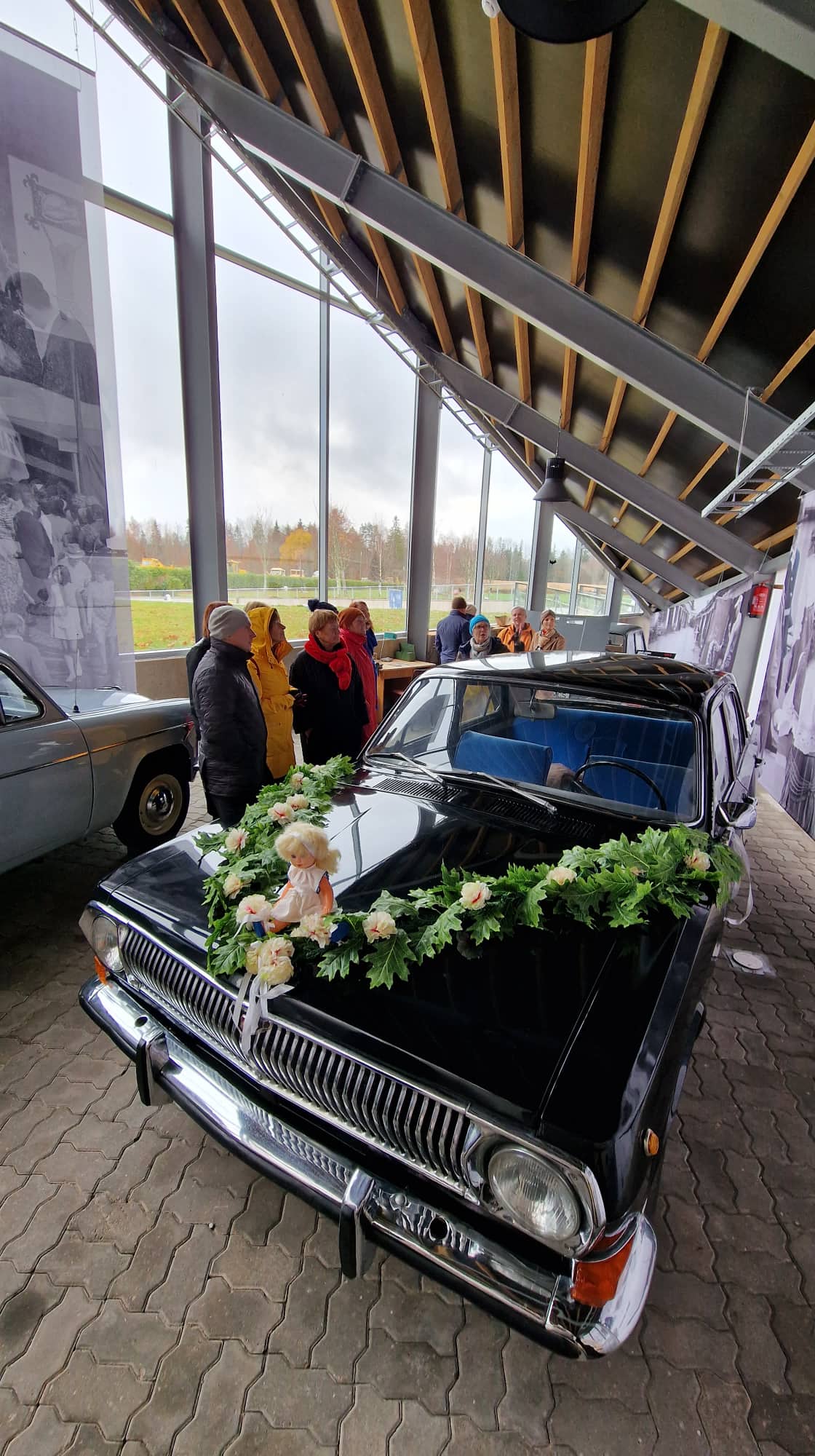 Pulmaaauto juures Maanteemuuseumis